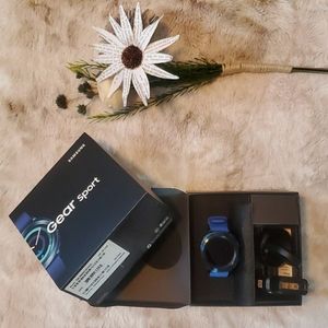 New Samsung Gear Sport smart watch wireless charger